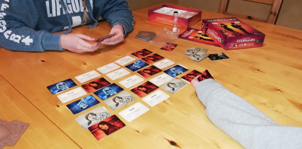 Hochbegabte Kids im spielen Codenames