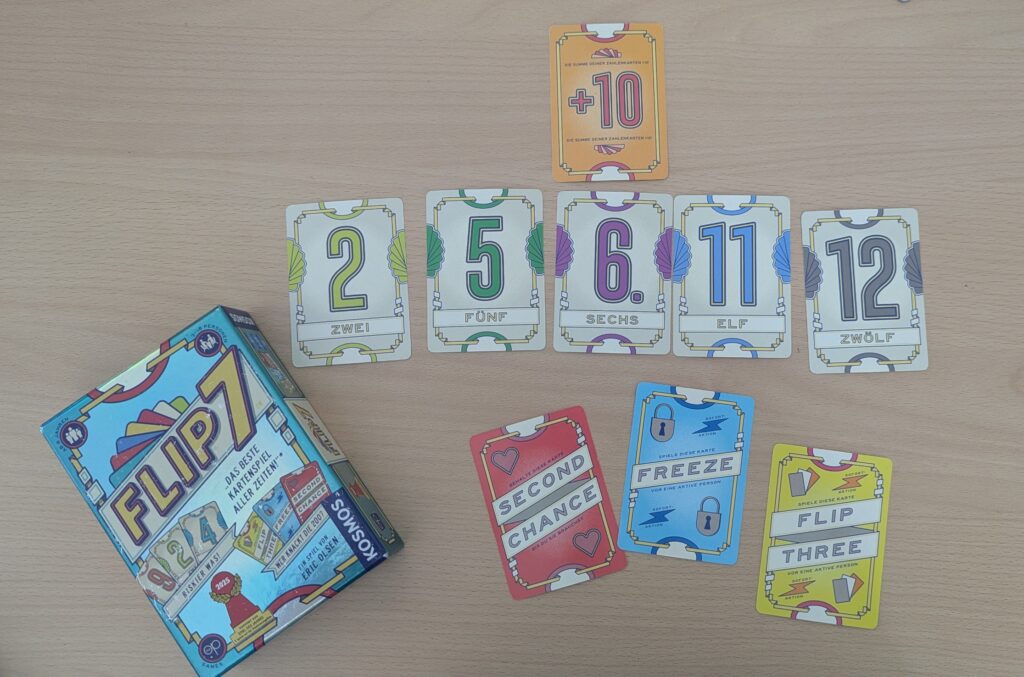 Flip Seven eignet sich, um Glück und Strategie zu kombinieren. Ein Spiel, das über viele Generationen verbindet. Frust aushalten für hochbegabte Kinder ist hier ein Trainingsfeld. Die Runden sind kurz und ein Verlust kann am Ende wenig ins Gewicht fallen. Eine wichtige Erfahrung.