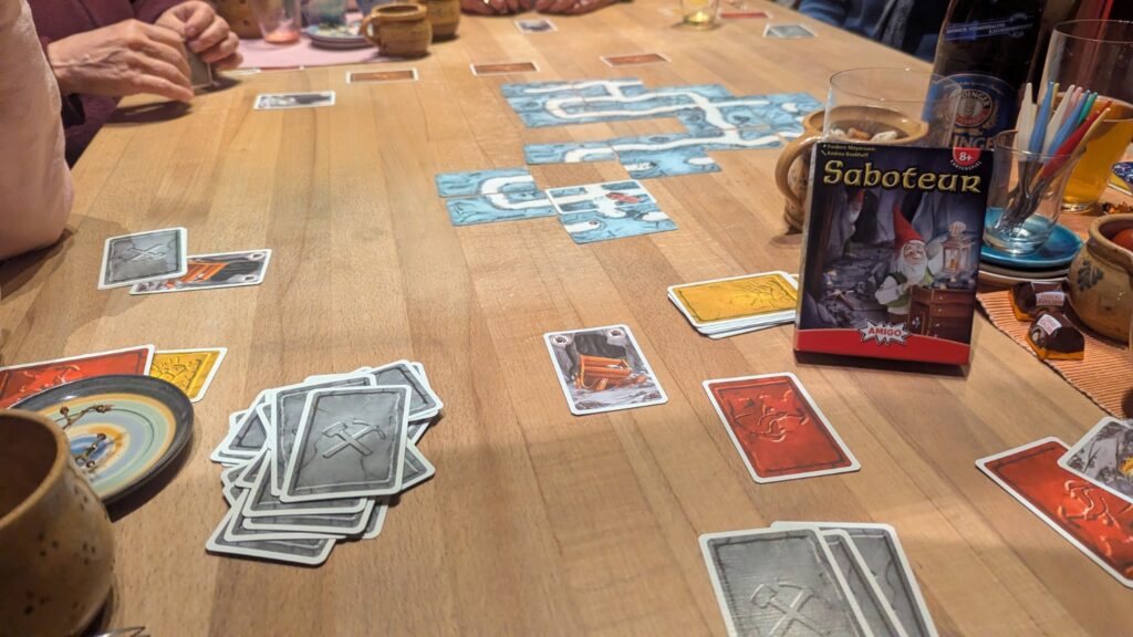 Saboteur - gemeinsam gegen die Saboteure. Die Frage ist nur: Wer ist in welchem Team? Wer findet das Goldnugget?