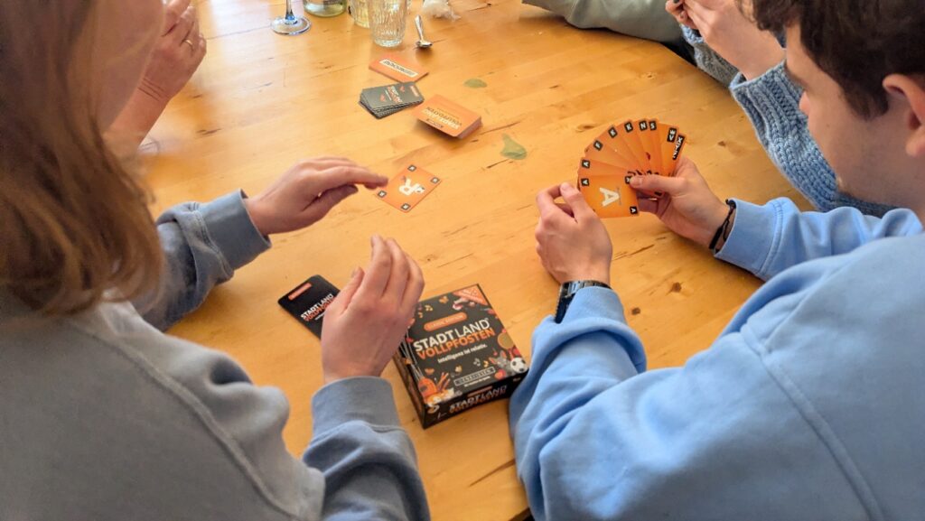 Stadt, Land, Vollpfosten ist ein Kartenspiel mit Tempo. Hochbegabte Jugendliche sowie Erwachsene können ihr Gehirn auf Hochtouren bringen. Spaß und Stress inklusive.